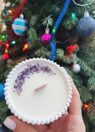 Аромат крем-брюле соєва свічка з фіолетовими квітами в кашпо8 фото