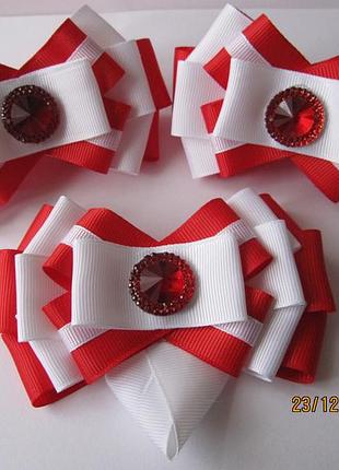 Аксессуары, украшения для волос. набор школьный красно-белый: пара бантиков на резинках и брошь-жабо. банты под школьную форму, вышиванку