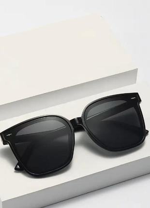 Солнцезащитные очки чёрные