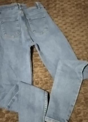 Голубые джинсы скинни с высокой талией декорированы потертостями2 фото