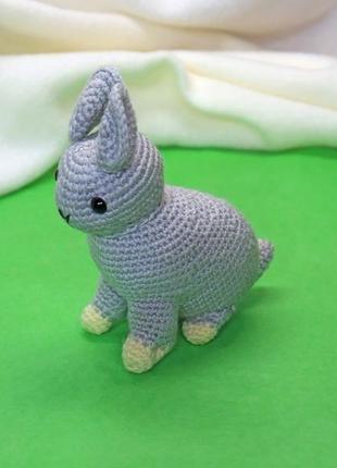 Маленьке зайченя - амігурумі, в’язана іграшка гачком, кролик ручної роботи, сірий кролик8 фото