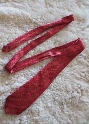 Яркий красный галстук