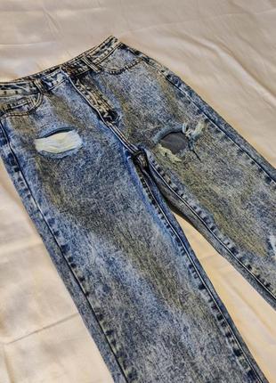 Прямые джинсы с разрезом снизу и рваностями3 фото