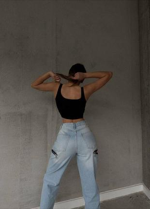 Стильные светлые джинсы с разрезами на бедрах2 фото