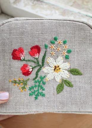 Косметичка из льна с вышивкой