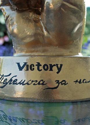 Статуетка рука "victory" + напис 23 см гранд презент сп513-2 зол.3 фото