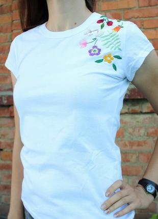 Белая женская футболка с цветочной вышивкой, размер m-l