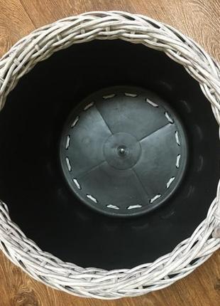 Кашпо и вазы из искусственного ротанга7 фото