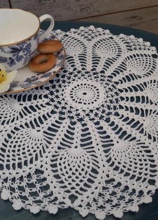 Красивая белая салфетка "ананасы"