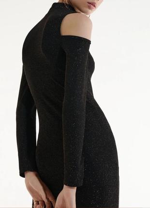 Чёрное облегающее мини платье с воротником-стойкой4 фото