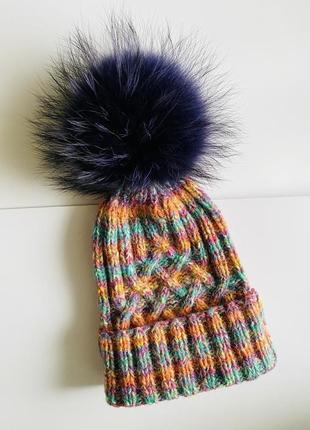 Ефектна в'язана шапка з натуральним помпоном (фінський єнот)1 фото