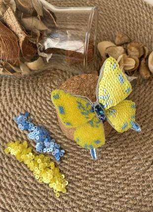 Брошка метелик ручної роботи жовто-блакитного кольору