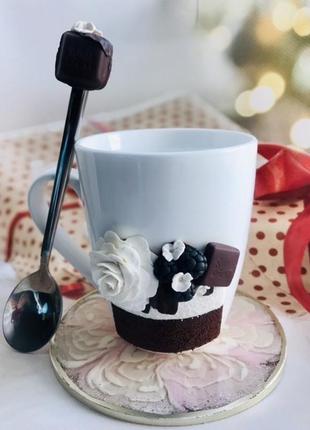 Чашка с декором, шоколадное пирожное3 фото