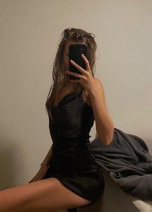 Коротка сукня з вирізом складка4 фото