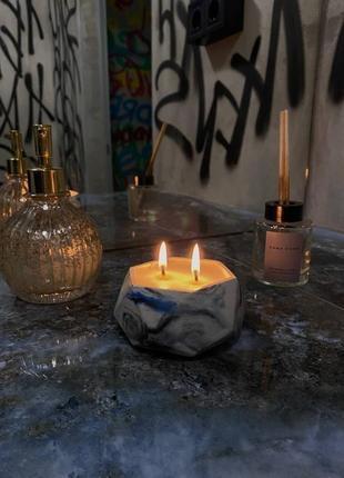 Свічка в бетоні з ароматом пачулі7 фото