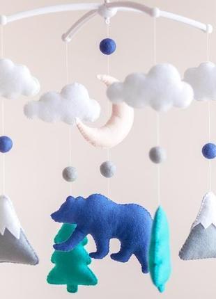 Мобиль для новорожденного лесной медведь с ёлками и горами (синий)4 фото