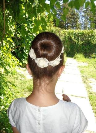 Шпильки для волосся з квітами з тканини "червона чайна троянда"3 фото