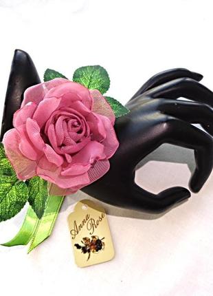 Цветочный браслет на руку  из ткани "карминовая чайная роза"