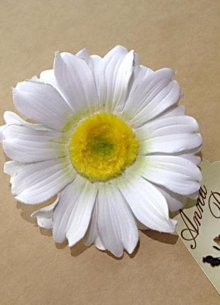 Заколка-брошка з квітами ручної роботи "біла ромашка2 фото