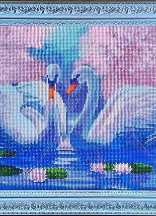 Готовая сделана сложенная с алмазной мозаики картина лебеди ручной работы в рамке размер 48 х 38 см1 фото