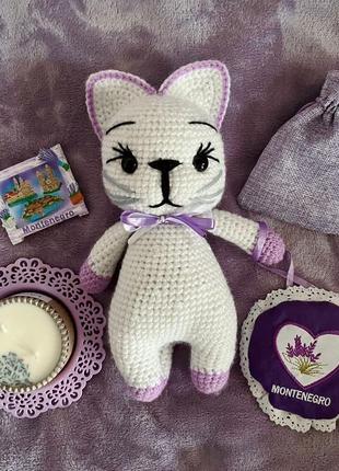 В'язана іграшка "лавандовий котик"