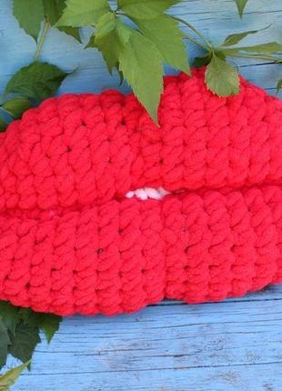 Декоративная вязаная подушка "губы"
