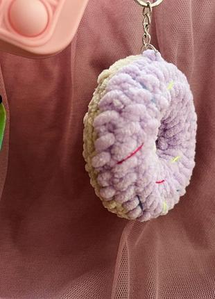 Вязаный брелок пончик