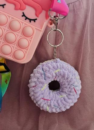 Вязаный брелок пончик