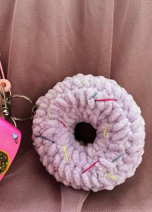 Вязаный брелок пончик