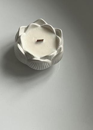 Ароматична свічка lotos з деревяним гнотом на кокосовому воску4 фото
