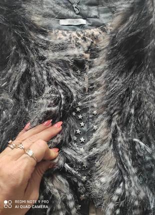 М'яка хутряна жилетка зі вставками з екошкіри під єнота.