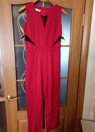 Вечерний красный комбинезон со вставками гипюра от eunice lai