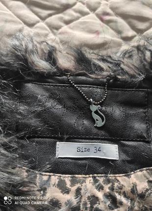 М'яка хутряна жилетка зі вставками з екошкіри під єнота.