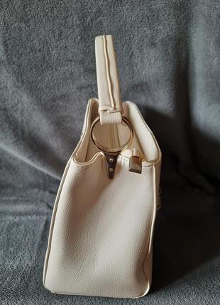 Женская сумка для носки в руке2 фото