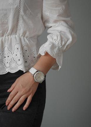 Білий годинник so&co зі шкіряним ремінцем у футлярі7 фото