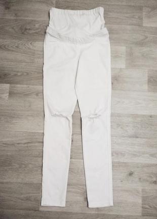 Рваные белые джинсы лосины для беременных.
