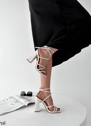Изысканные босоножки на высоком каблуке с тоненьвыми ремешками переплетением в греческом стиле бежевые белые черные9 фото