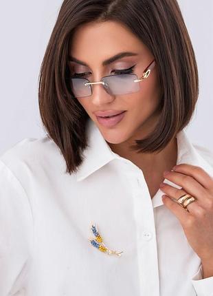 Элегантная белая рубашка на пуговицах с украшением коллоски украины