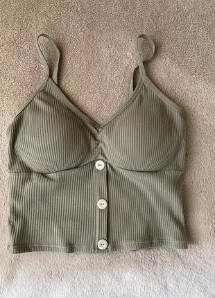 Укороченний топ у рубчик з чашечками
