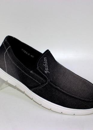 Чоловічі сліпони із чорної джинсової тканини на білій підошві