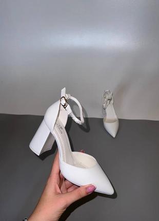 Белые туфли на широком каблуке3 фото