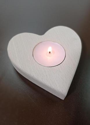 Підсвічник для чайної свічки у формі серця.