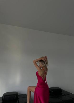 Тендітна шовкова сукня з ефектним розрізом на нозі відкрита спинка8 фото