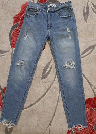 Джинсы летние, доя девочки рваные.