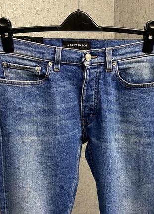 Голубые джинсы от бренда a day’s march2 фото
