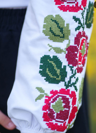 Белая вышиванка для девочки подростковая с маками, вышитая рубашка трикотажная с цветами, блуза с вышивкой, блузка нарядная с орнаментом4 фото