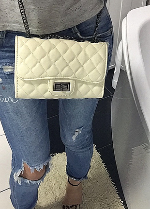 Стильная стеганная сумка молочного цвета через плече на цепочке