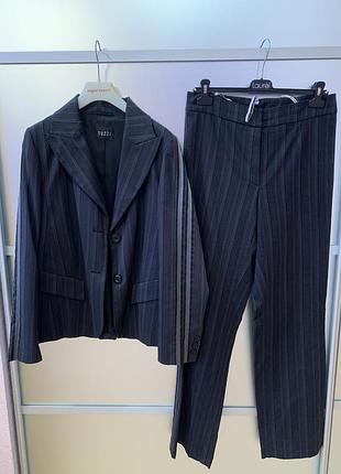 Костюм в полоску tuzzi