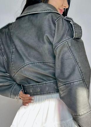 Женская винтажная укороченная куртка-косуха из эко-кожи с поясом9 фото