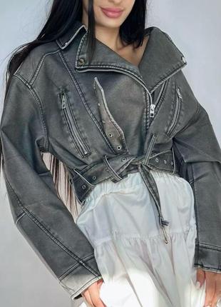 Женская винтажная укороченная куртка-косуха из эко-кожи с поясом10 фото